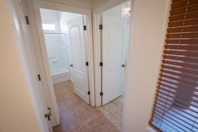 Building Photo - Charming 4 Bedroom, 3 Bath Home, with 2 Ca...