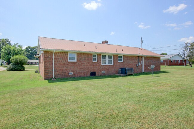 Building Photo - 104 W McReynolds Dr