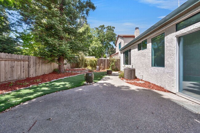 Building Photo - Charming 3-Bed Home in Prime Folsom Locati...