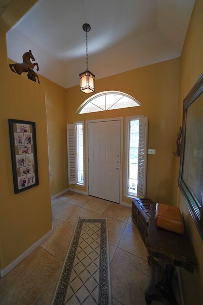 Building Photo - Gorgeous Home in the Coveted Greenshire Subdivision - Realtor Commission: $400