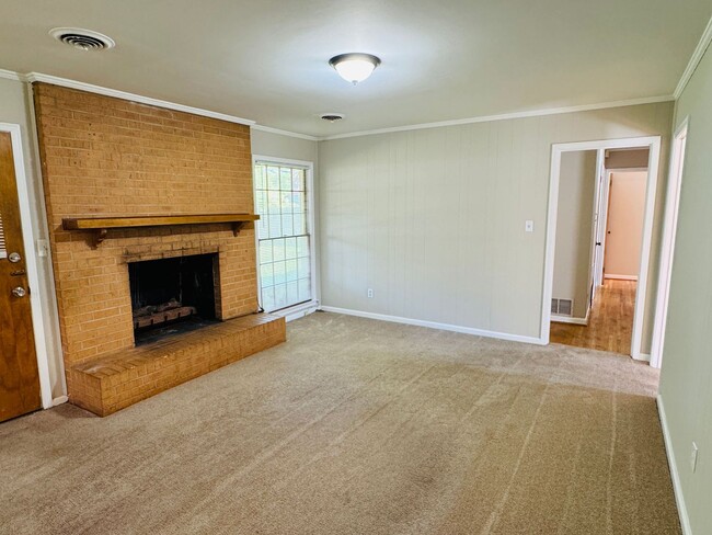 Building Photo - Cute & Cozy 3 Bedroom / 2 Bathroom in Mont...