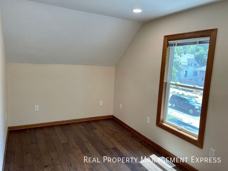 Building Photo - 3 Bedroom 1 Bathroom Home For Rent In Sioux Falls