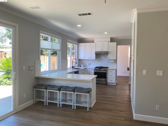 Building Photo - 1417 Solana Dr
