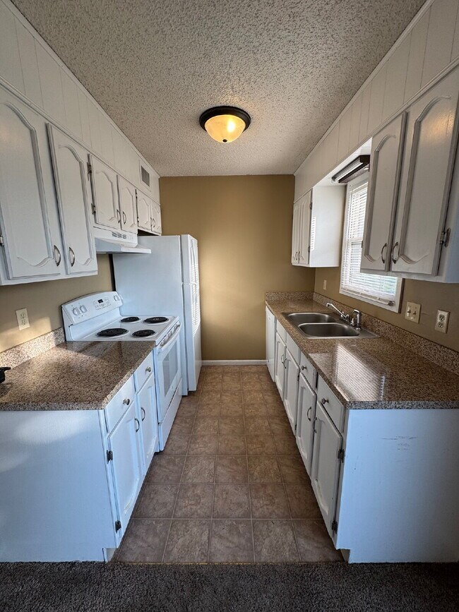 Building Photo - Come see this cozy 2 Bedroom, 1 Bathroom U...