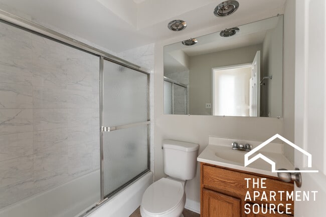 Building Photo - 5909 N Kenmore Ave