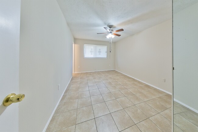 Building Photo - 4011 Smooth Oak Ln