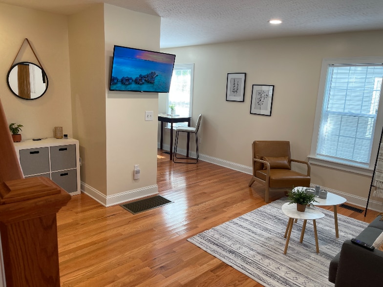 Building Photo - 2628 Hiawatha St