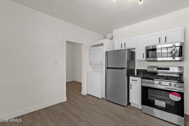 Building Photo - 325 N 18th Dr