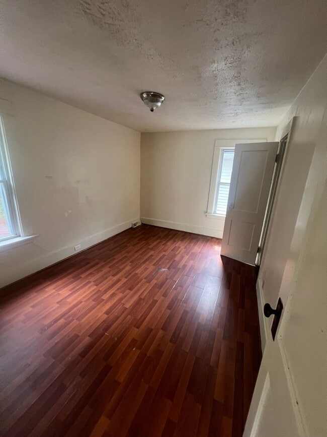 Building Photo - X-Large 4 Bedroom House