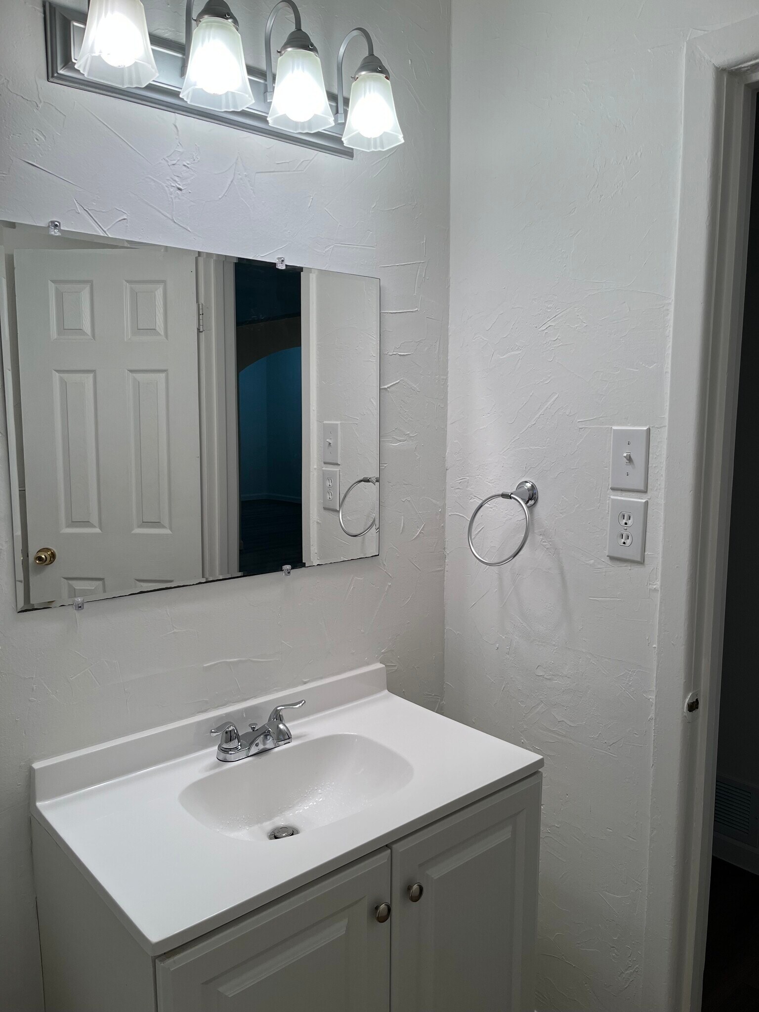 Main bath - 9216 Freeport Dr