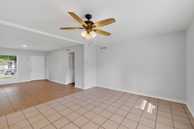 Building Photo - 4009 Providence Dr