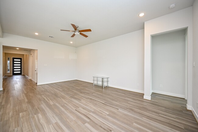 Building Photo - 9222 Dearborn Knoll Dr