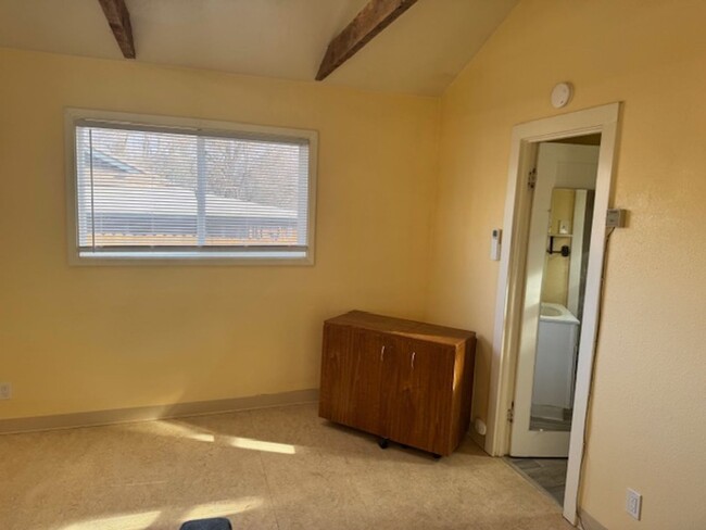 Building Photo - STUDIO IN ASHLAND/ PARTIALLY FURNISHED