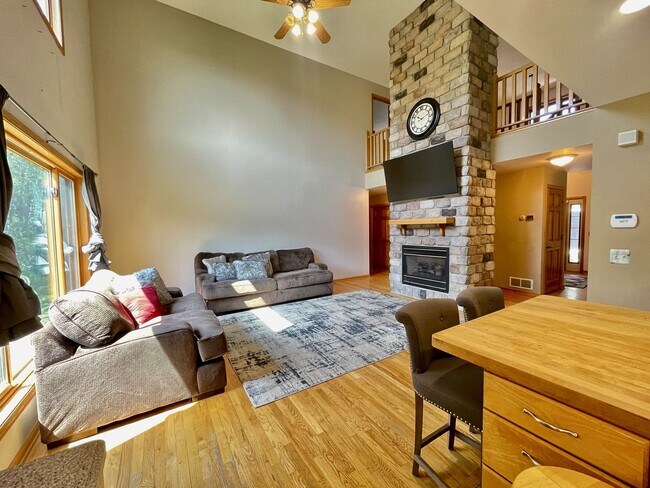 Building Photo - Spacious country Home on 13 acres