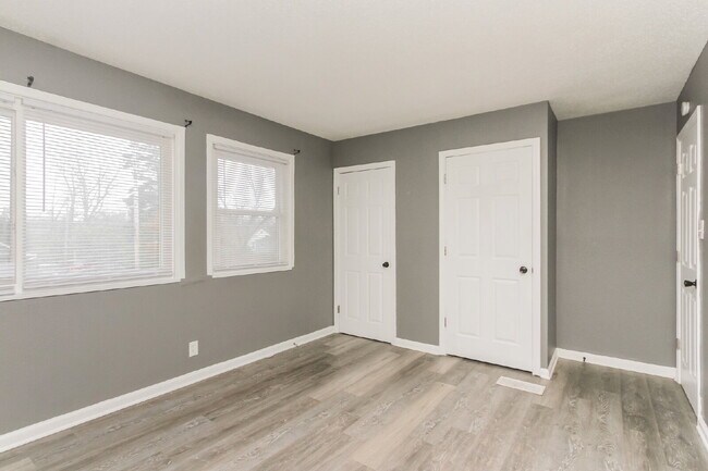 Building Photo - Charming 2 Bed, 1 Bath Apartment in Indianapolis - Don't Miss Out!