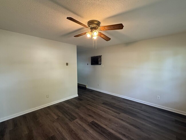 Building Photo - Two bedroom, 1 bath house in Burlington