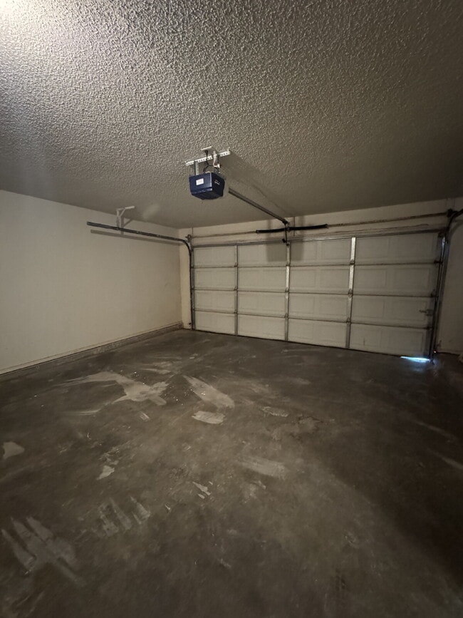 Building Photo - House Located Near Shadow Hills Golf Cours...