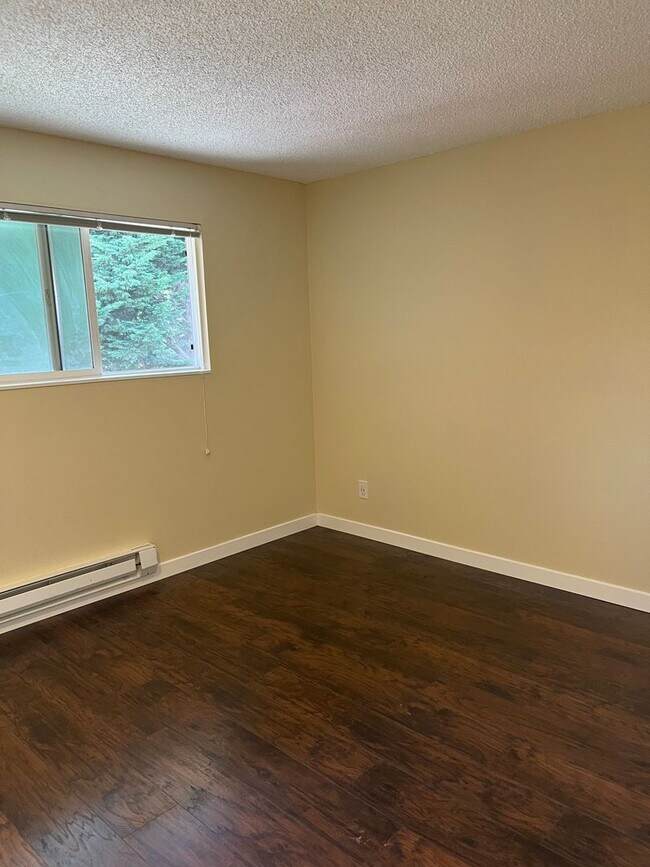 Building Photo - Spacious Renovated 2 Bed 1.5 Bath with Cor...