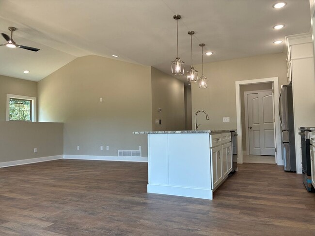 Building Photo - 102 Twin Lakes Dr