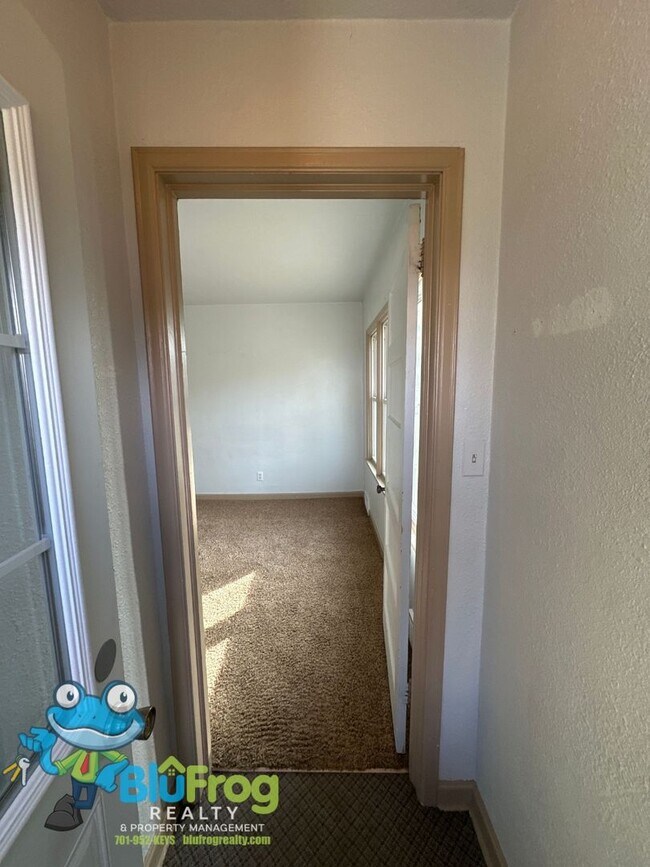 Building Photo - EZ - 402 Duplex