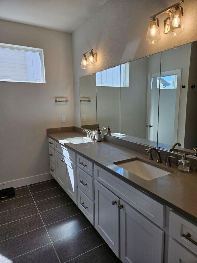 Building Photo - Beautiful 3 bedroom Condo