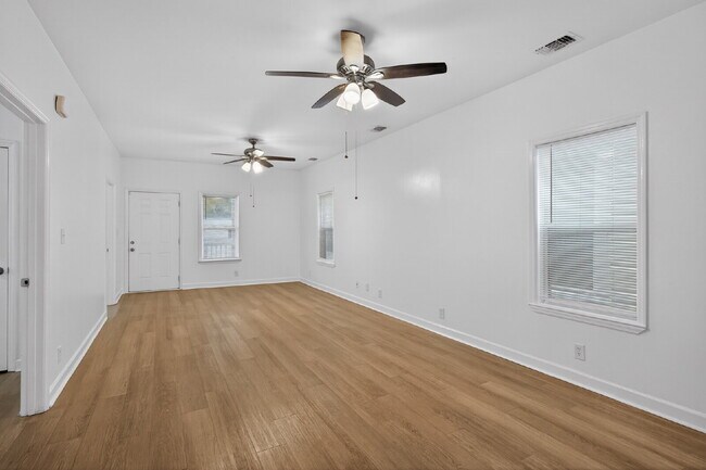 Building Photo - Cozy bungalow close to everything