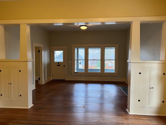 Building Photo - 3 Bedroom Craftsman style home in prime As...