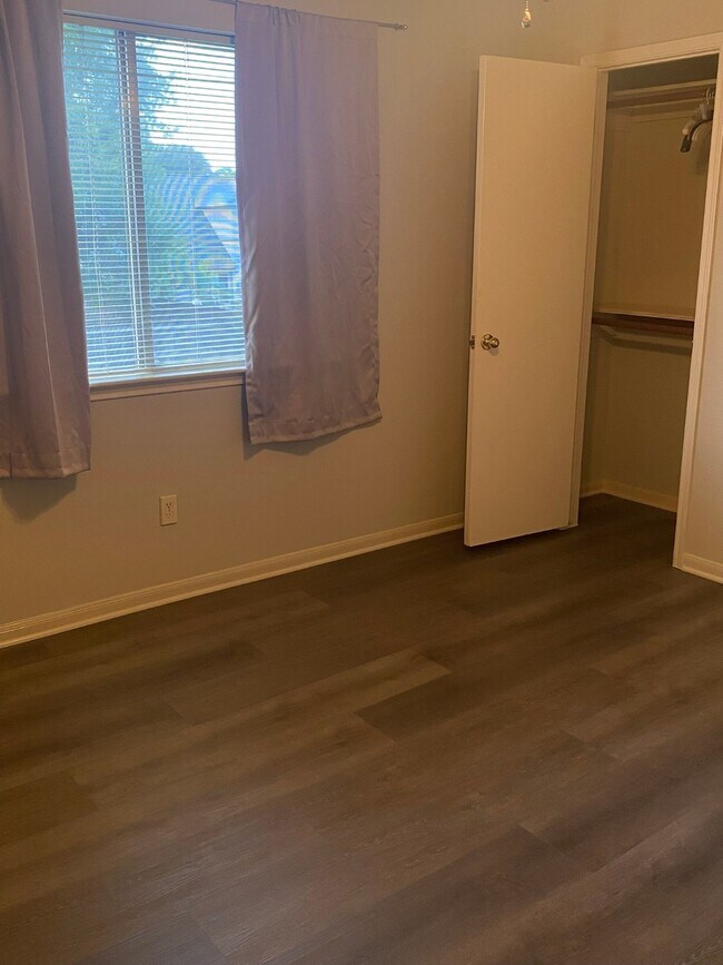 Building Photo - 8915 Weyburn Grove Dr