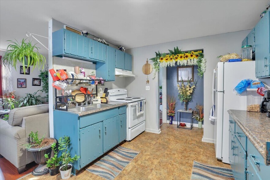 Building Photo - 1580 Hartford-New London Turnpike