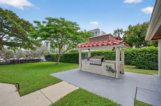 Building Photo - 3200 Port Royale Dr N
