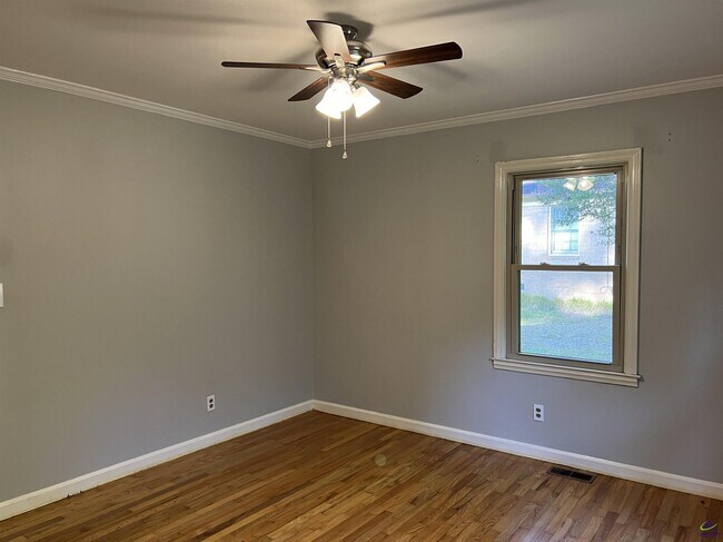 Building Photo - 2855 Riverview Rd