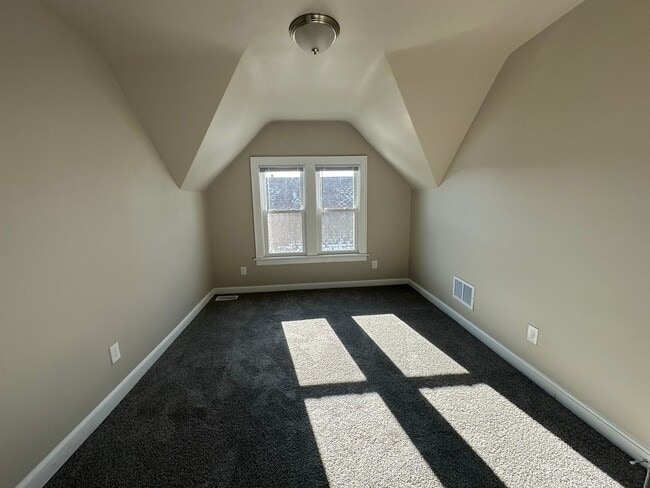 Building Photo - Large Open Concept 5BR/2BA Rent to Own Home