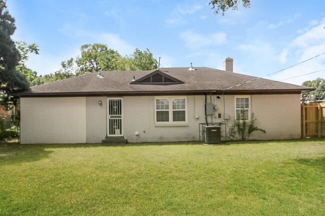 Building Photo - 4600 N Renshaw Dr