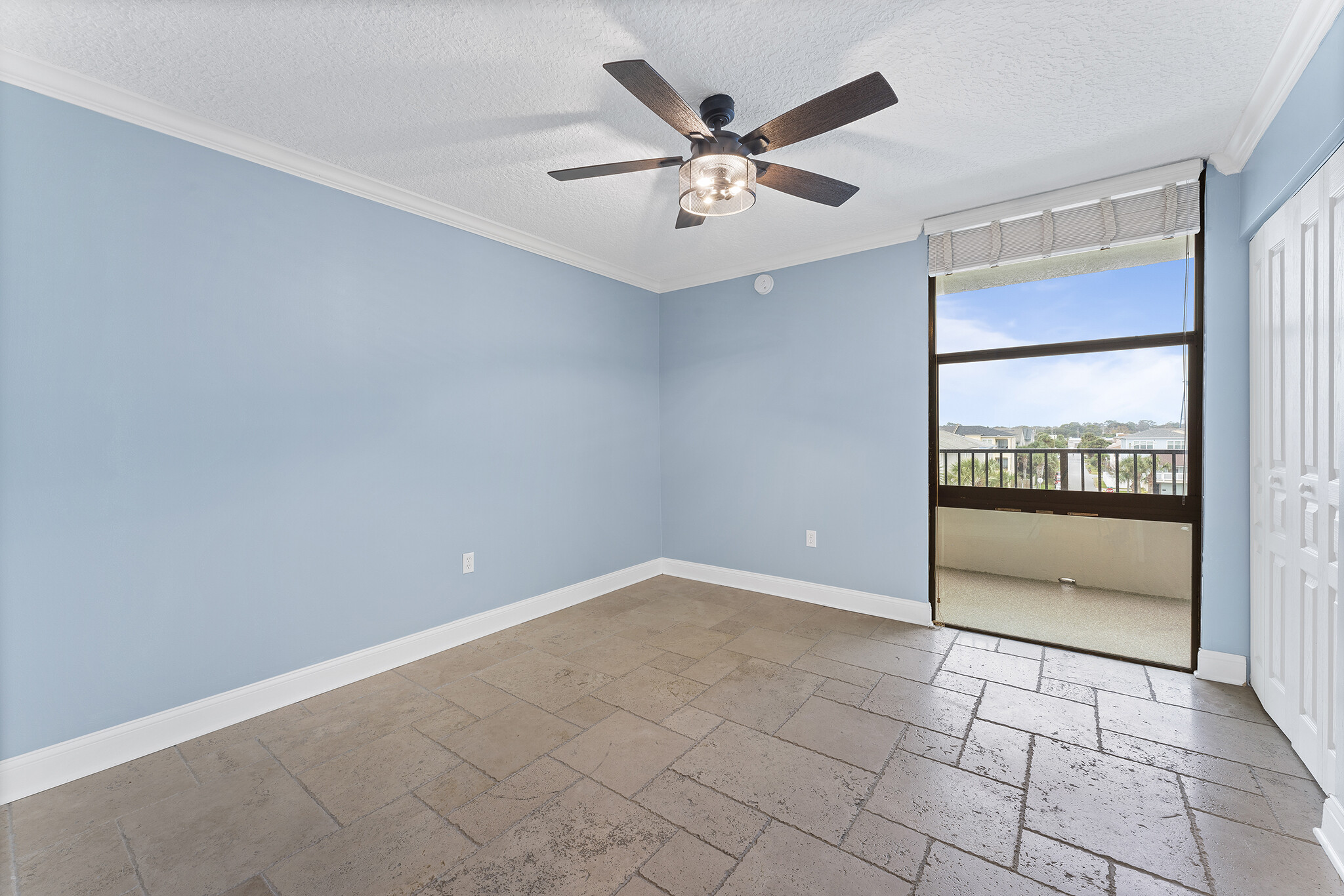 Building Photo - 2200 Ocean Dr S
