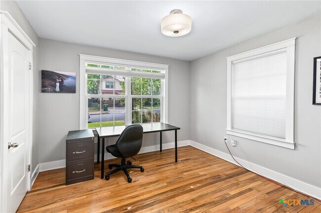 Building Photo - 2404 Oak Crest Ave