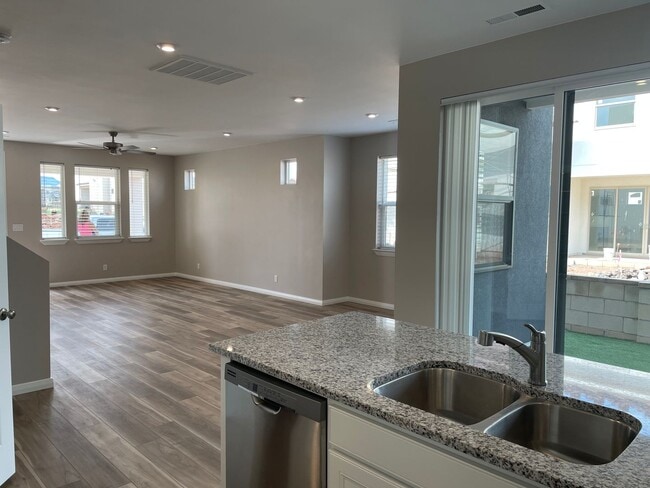 Building Photo - Gorgeous Desert Color Home!