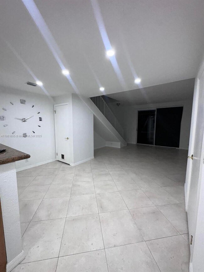 Building Photo - 991 Sevilla Cir