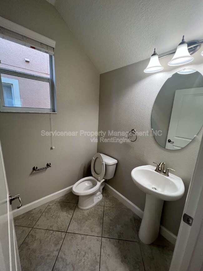 Building Photo - 939 Terra Vista St