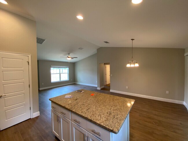 Building Photo - 130 Oak Cir