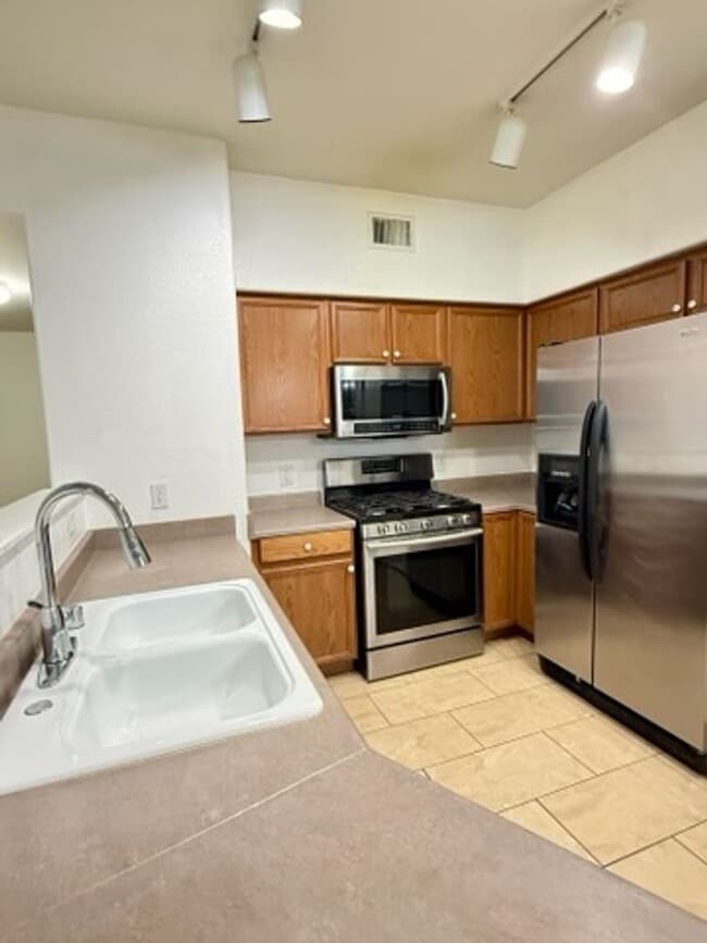 Building Photo - Super cute 3/2 Townhouse Near Durango & 95