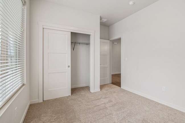 Building Photo - CDA Place Neighborhood- upgraded 3 bed 2 b...