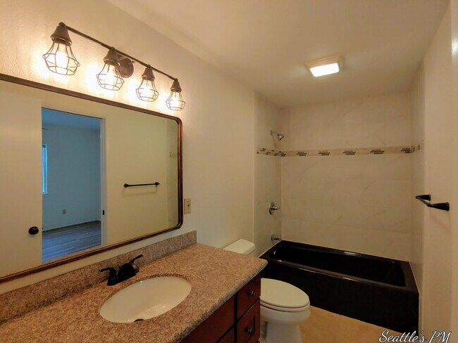 Building Photo - "Spacious 3-Bed Oasis with 2 Full Baths in Prime Seattle Location – 1800 Sq Ft of Comfort!"