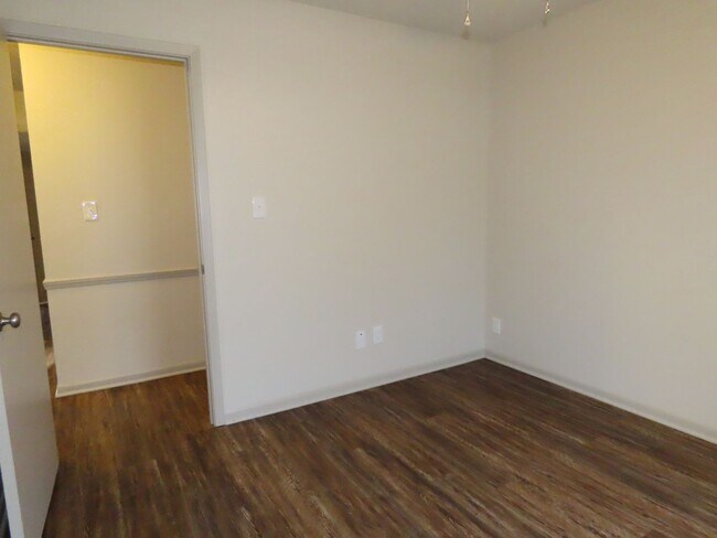 Building Photo - Updated in 2024! Gorgeous 3 Bedroom, 2 Bat...