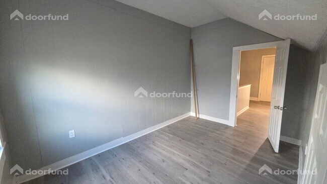 Building Photo - 418 River St