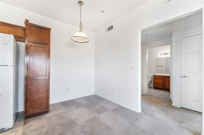 Building Photo - 2291 W Horizon Ridge Pkwy