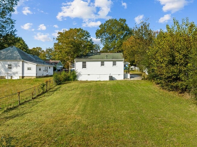 Building Photo - Available Early August! - Charming 2-Bedro...