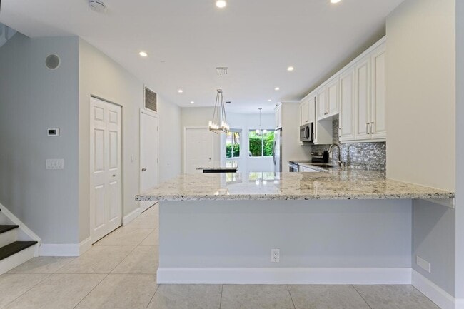 Building Photo - 6817 Via Regina