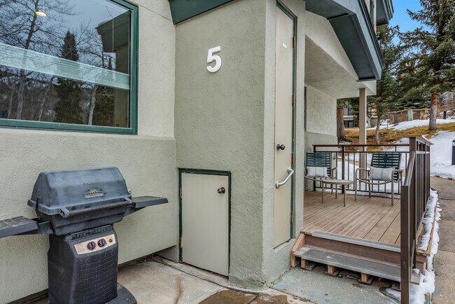 Building Photo - 135 Carriage Way