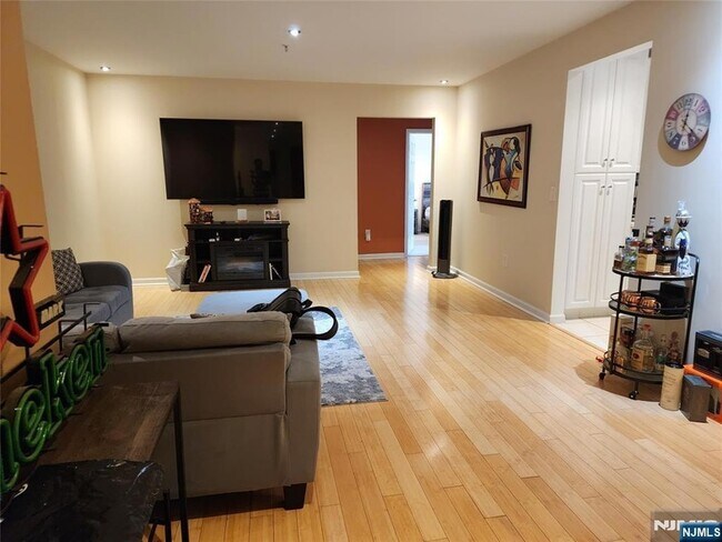 Building Photo - 8915 Bergenwood Ave