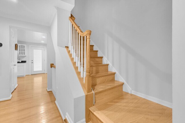 Building Photo - Beautifully Updated End-Unit Townhome in P...